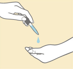化粧水などでお肌を整えた後、セルラッシュプレミアムを適量（２～３滴）を手に取ります。